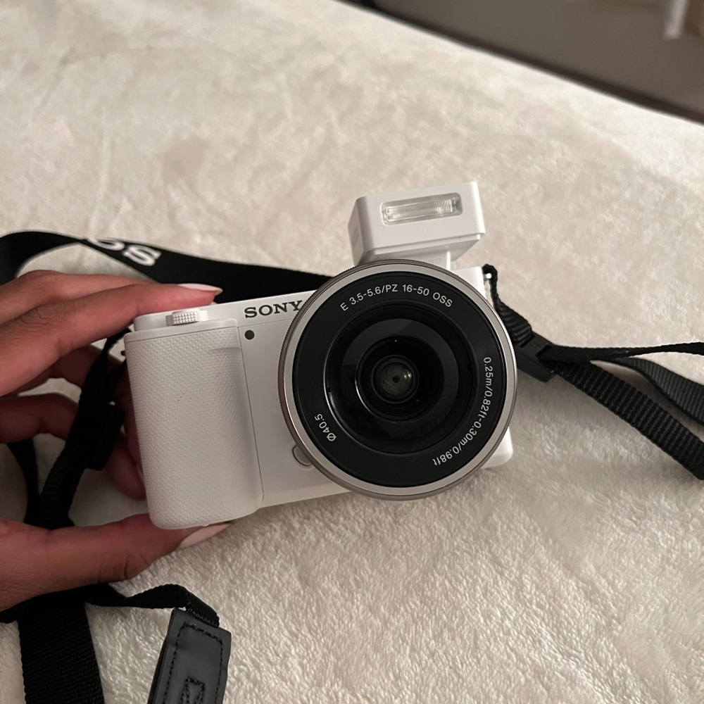 Sony ZV E10 Mirrorless Digital Camera with Lens (perfect condition)